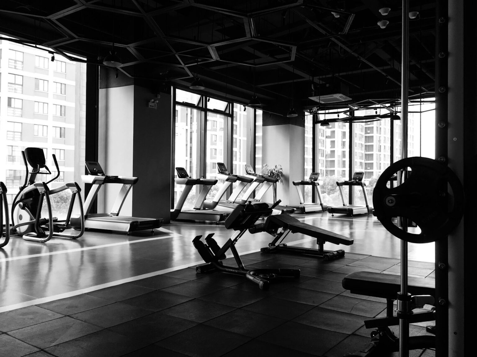 Salle de sport, noir et blanc. Marché du fitness. Où ouvrir une salle de sport en Europe ? Epsimas